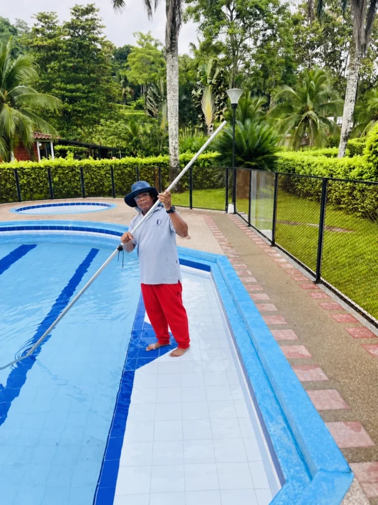 Limpieza de piscina en jardín